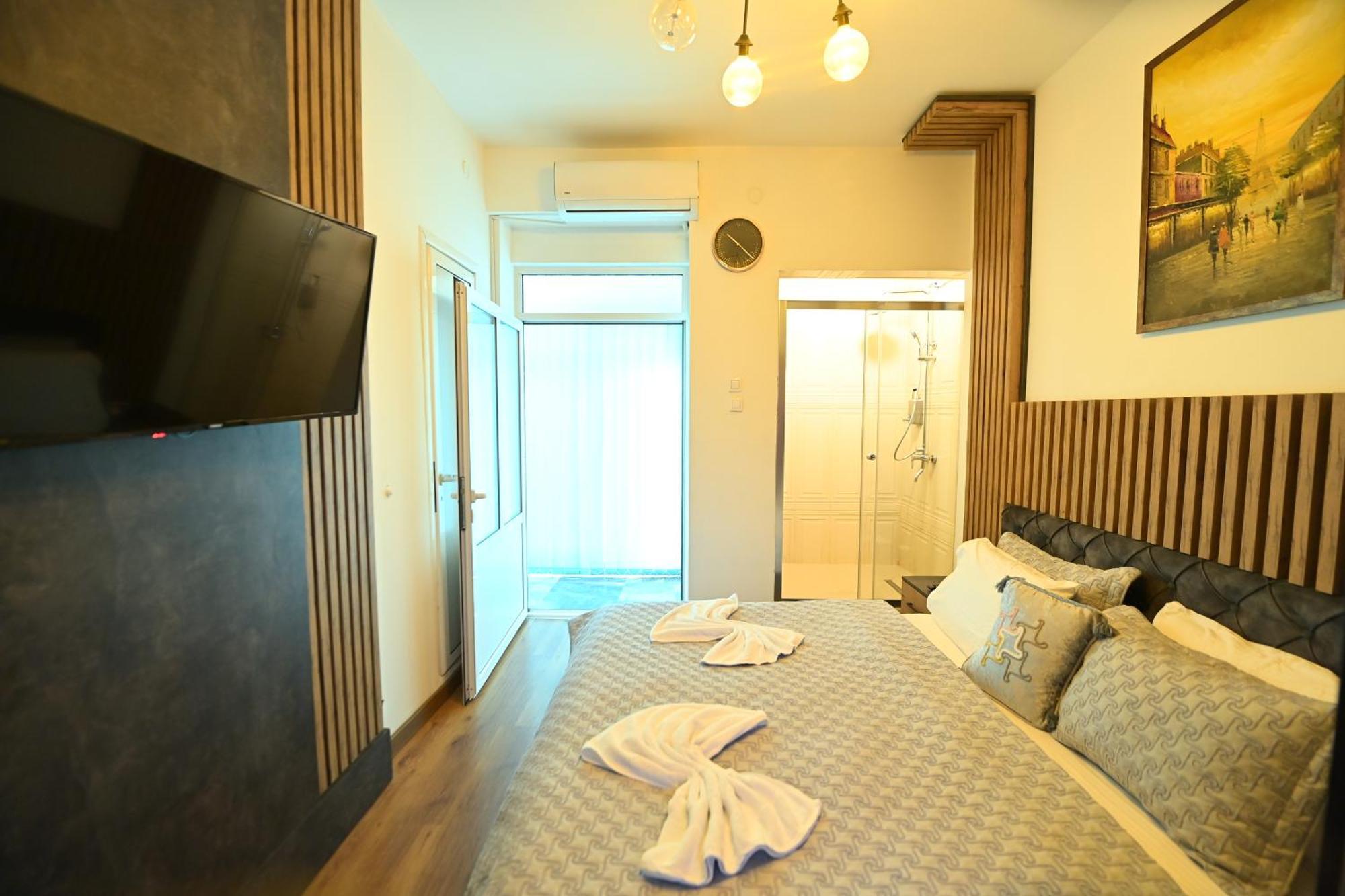 Hotel And Apartments Central City Prishtina Pristina Esterno foto
