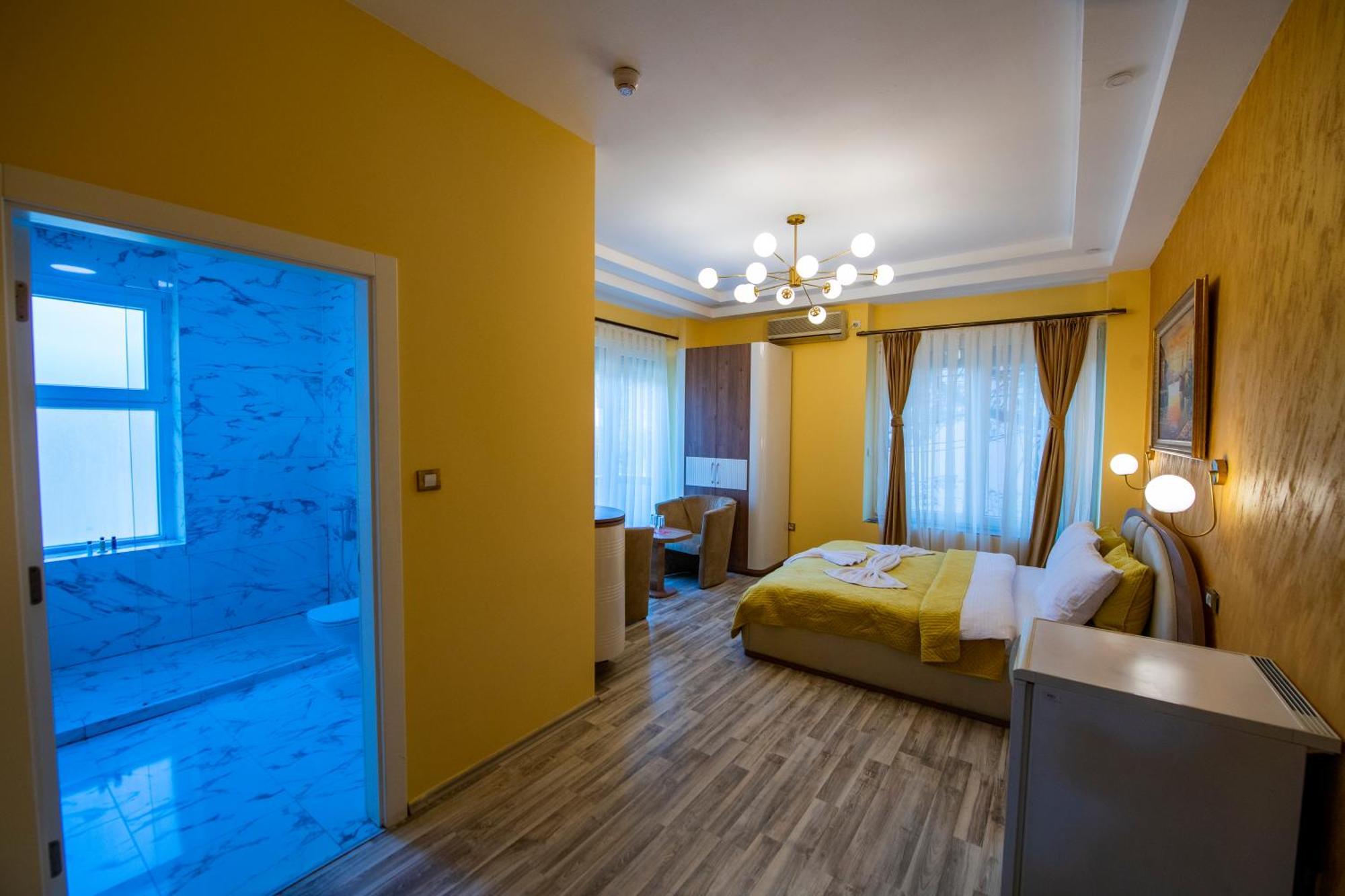 Hotel And Apartments Central City Prishtina Pristina Esterno foto