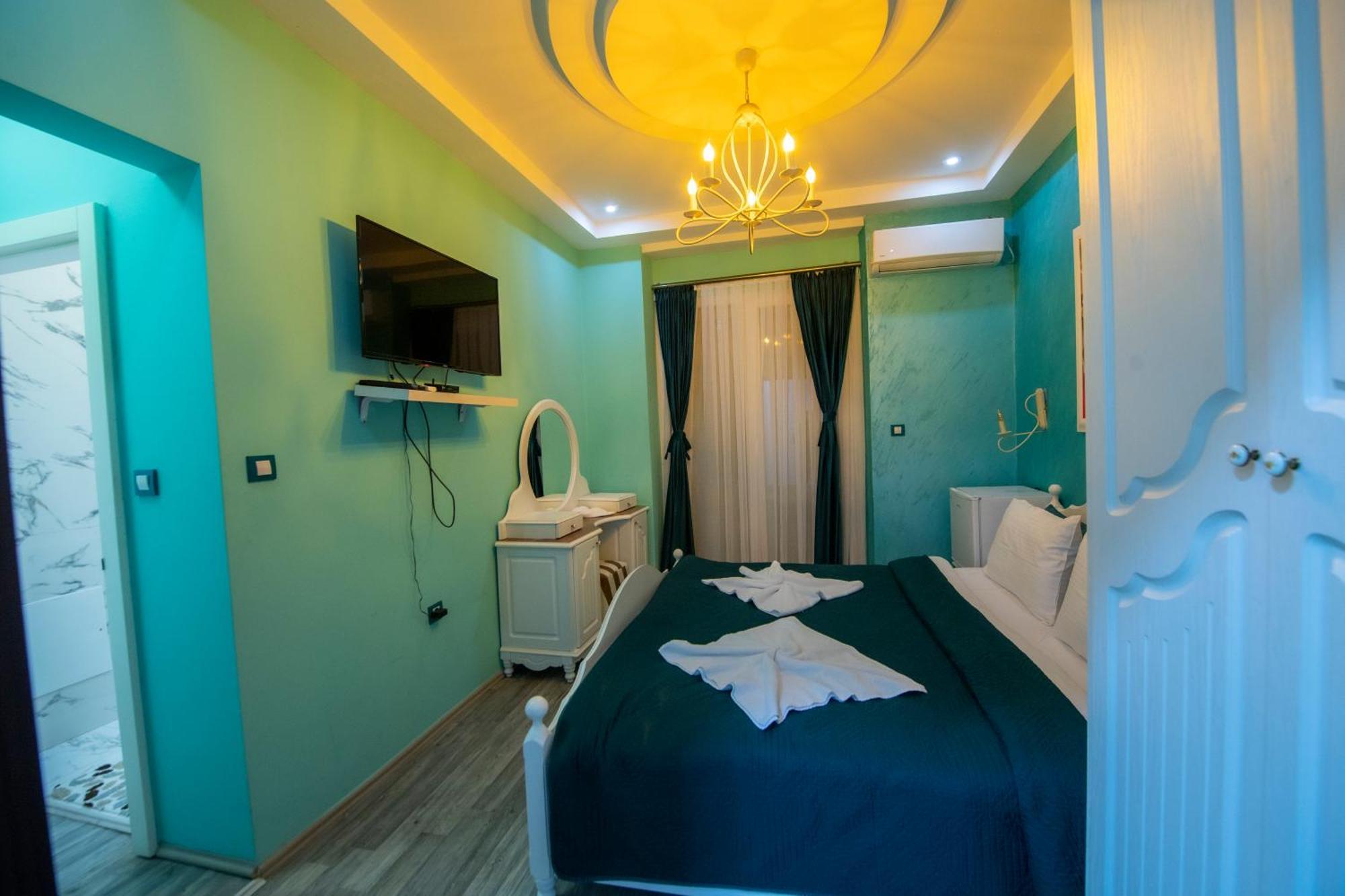 Hotel And Apartments Central City Prishtina Pristina Esterno foto
