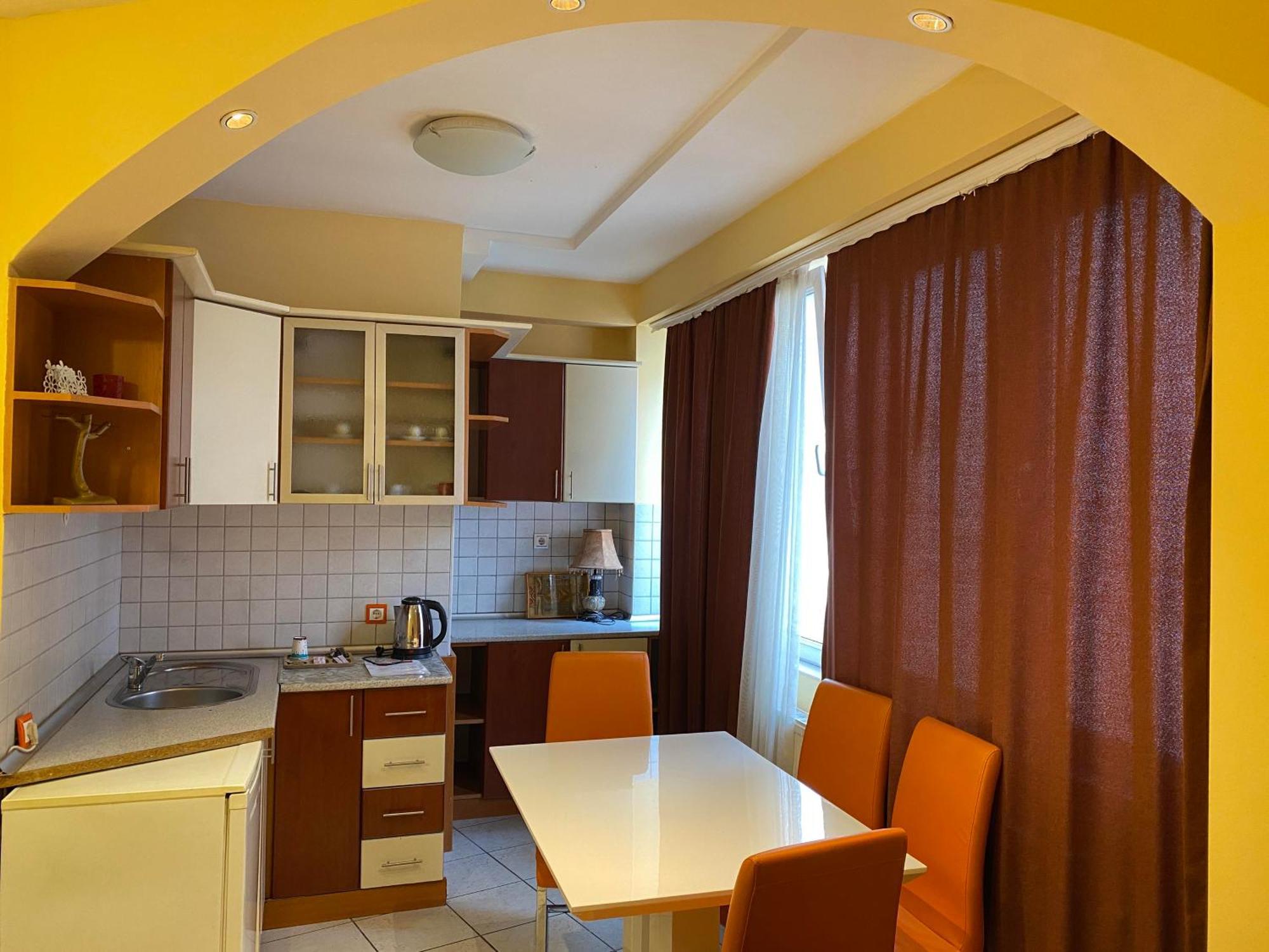 Hotel And Apartments Central City Prishtina Pristina Esterno foto