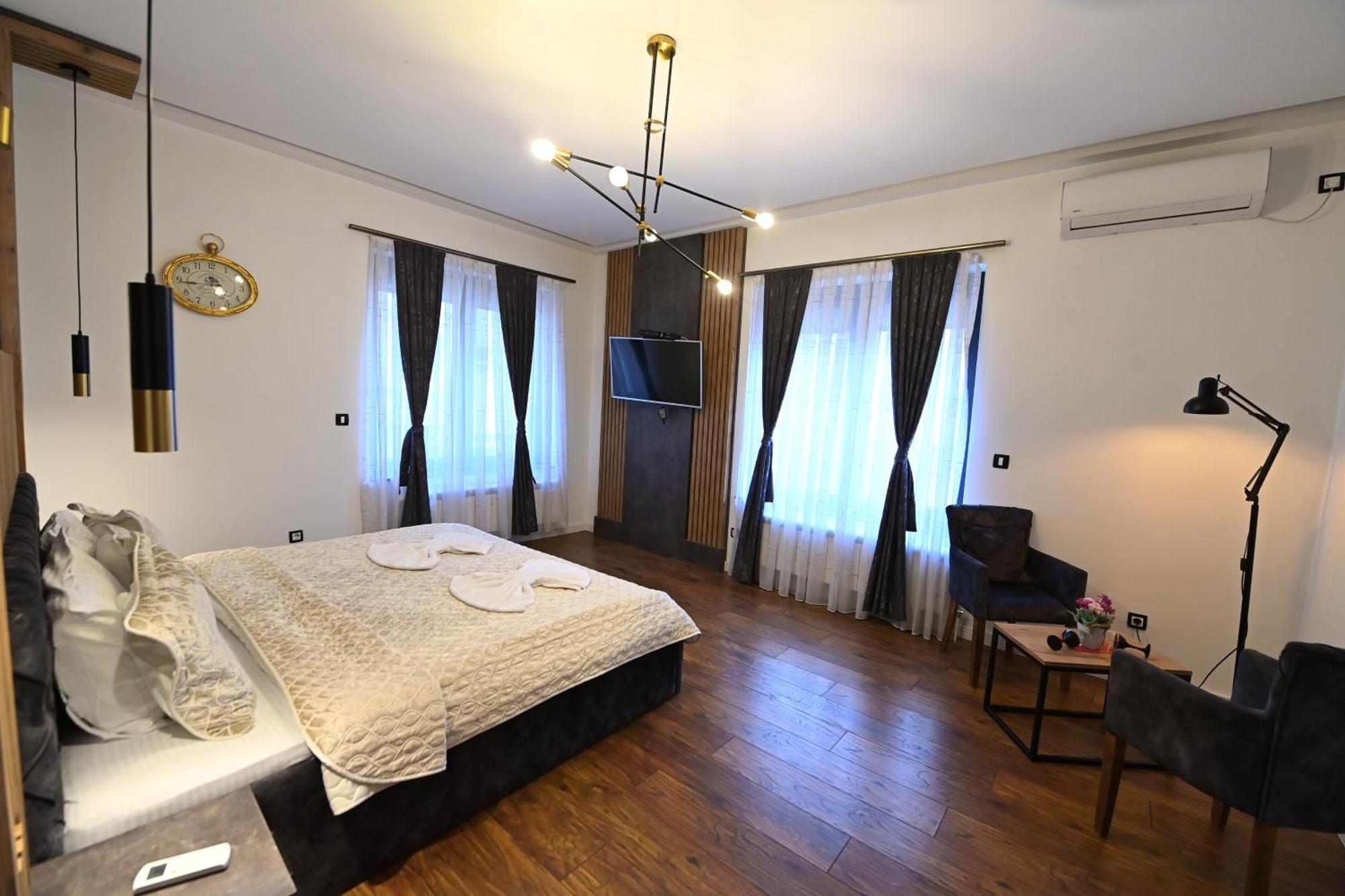 Hotel And Apartments Central City Prishtina Pristina Esterno foto