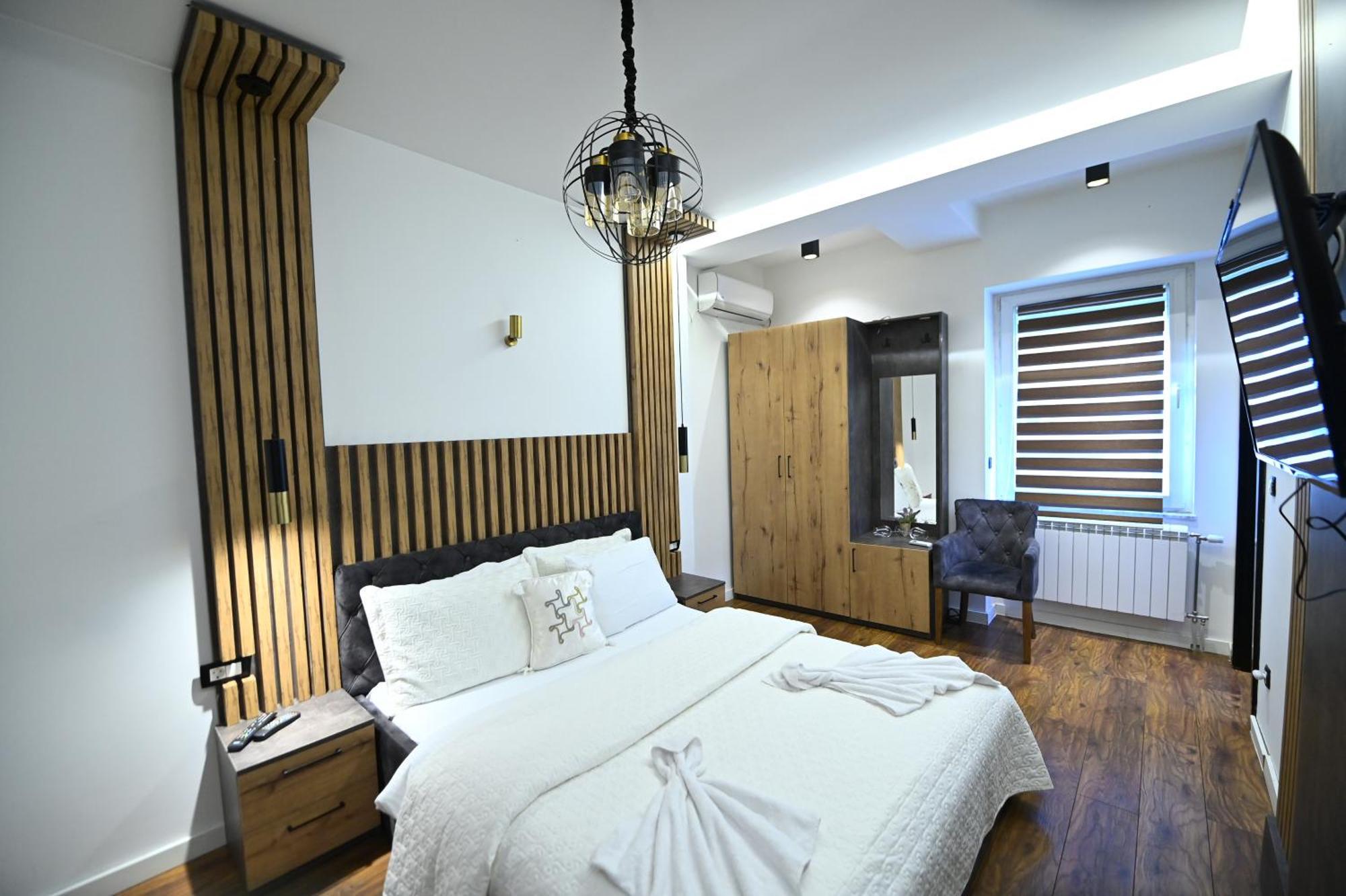 Hotel And Apartments Central City Prishtina Pristina Esterno foto
