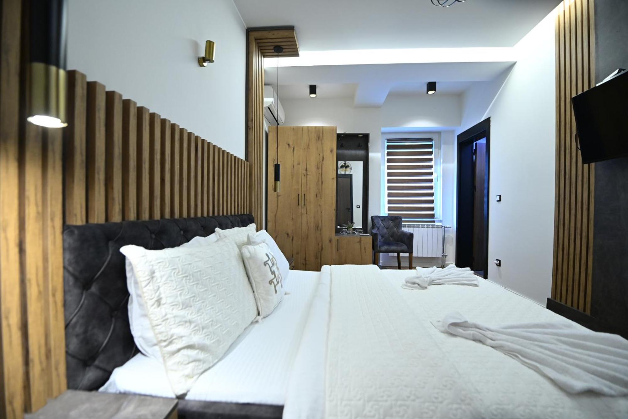 Hotel And Apartments Central City Prishtina Pristina Esterno foto