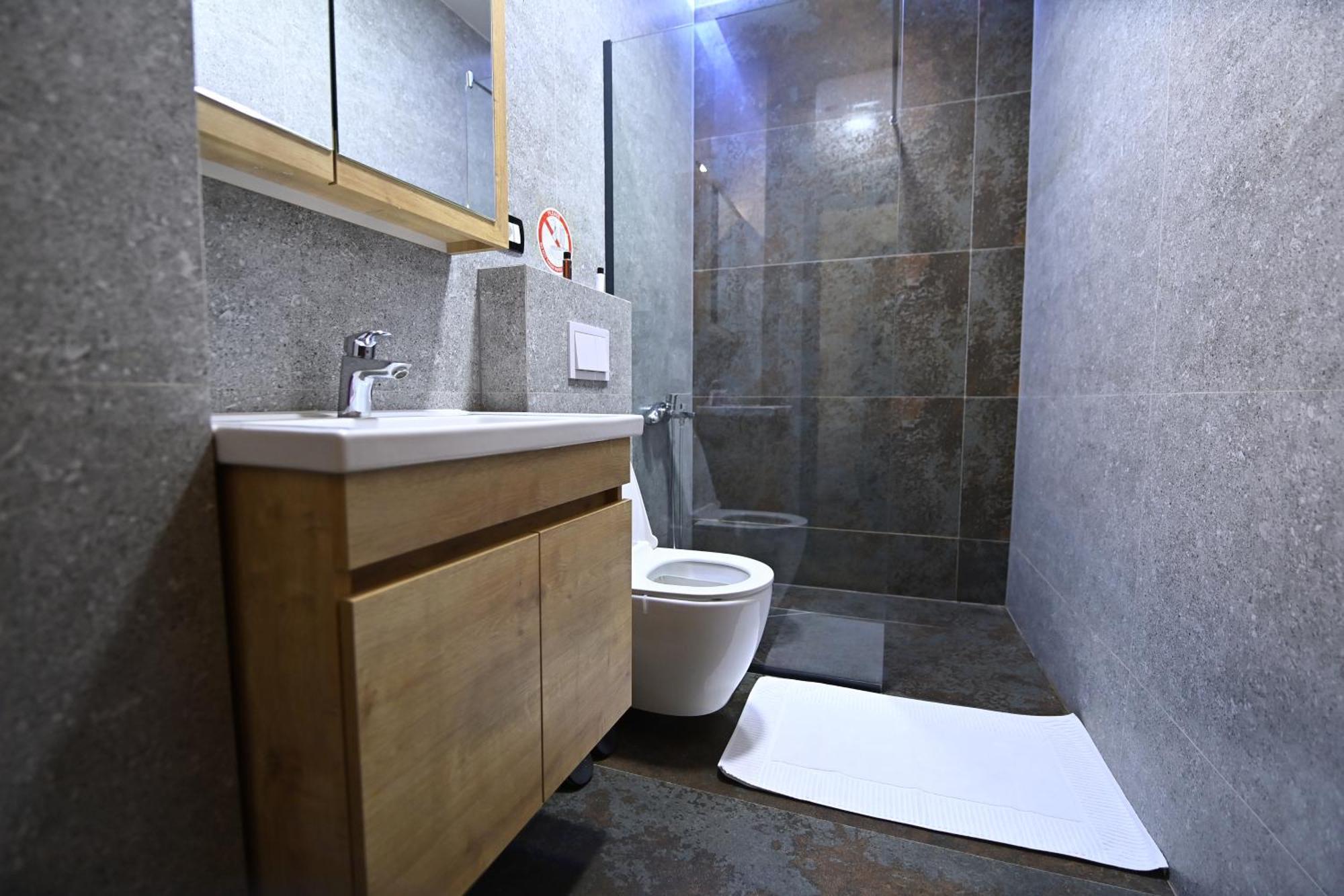 Hotel And Apartments Central City Prishtina Pristina Esterno foto